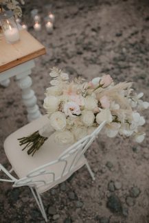 Ρομαντική νυφική ανθοδέσμη σε λευκές αποχρώσεις