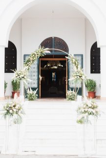 Ρομαντικός στολισμός εισόδου εκκλησίας με χρυσά διακοσμητικά