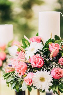 Ρομαντικός στολισμός λαμπάδας με dusty pink τριαντάφυλλα