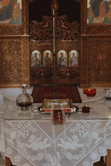 Romantic στολισμός λαμπάδων εκκλησίας από λευκά άνθη