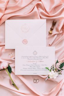 Ρομαντικά προσκλητήρια γάμου με peach βουλοκέρι