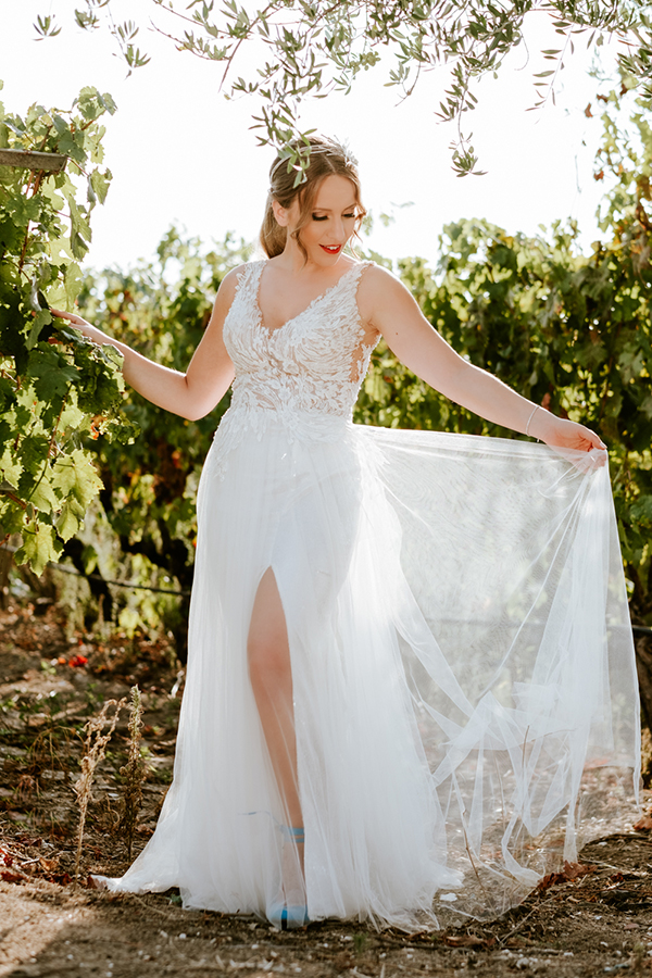 romantic-wedding-drama-blue-hydrangeas-white-roses_02