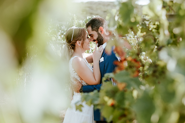romantic-wedding-drama-blue-hydrangeas-white-roses_03
