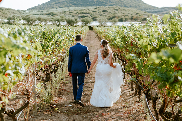 romantic-wedding-drama-blue-hydrangeas-white-roses_05