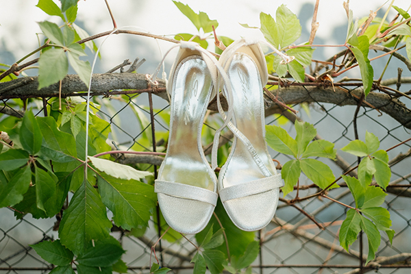 romantic-wedding-drama-blue-hydrangeas-white-roses_05x