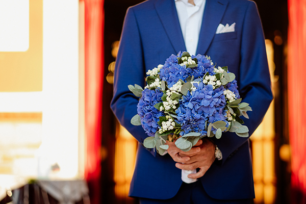 romantic-wedding-drama-blue-hydrangeas-white-roses_23