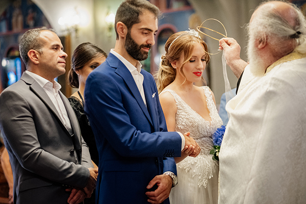 romantic-wedding-drama-blue-hydrangeas-white-roses_28