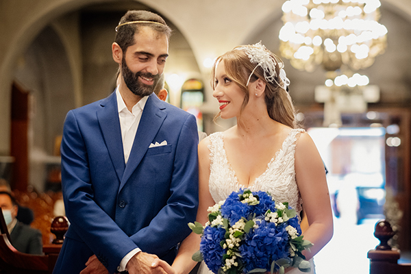 romantic-wedding-drama-blue-hydrangeas-white-roses_30