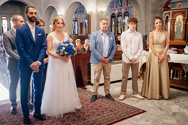 romantic-wedding-drama-blue-hydrangeas-white-roses_31