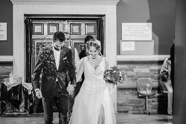 romantic-wedding-drama-blue-hydrangeas-white-roses_35