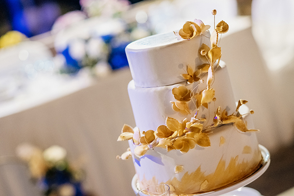 romantic-wedding-drama-blue-hydrangeas-white-roses_36