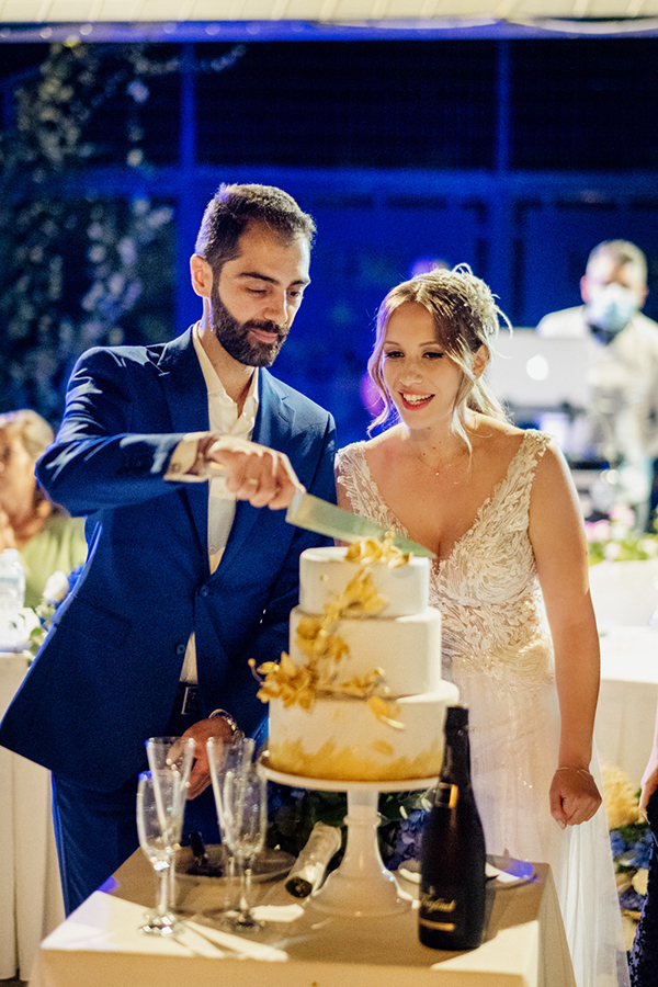 romantic-wedding-drama-blue-hydrangeas-white-roses_37x