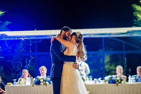 romantic-wedding-drama-blue-hydrangeas-white-roses_38