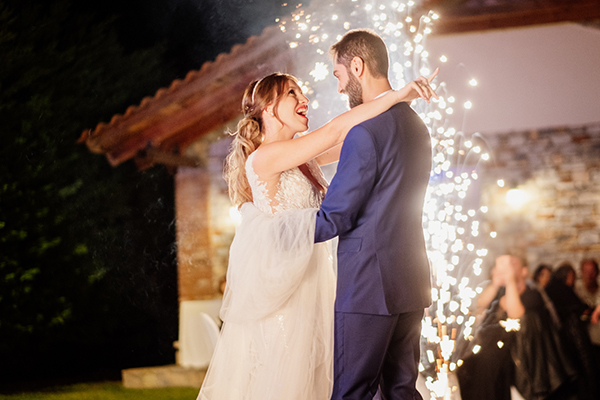 romantic-wedding-drama-blue-hydrangeas-white-roses_39