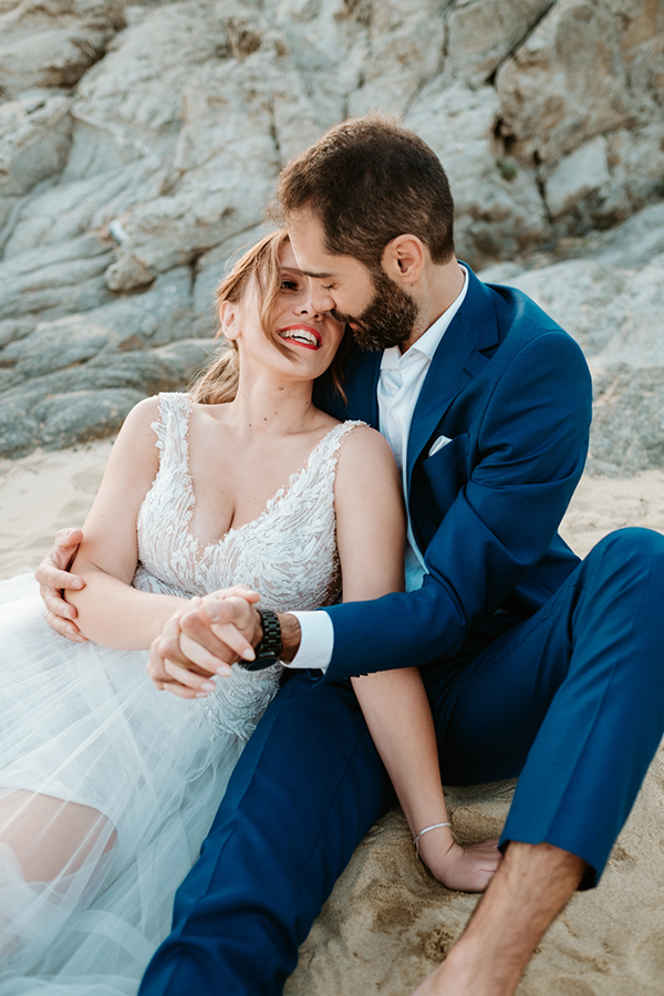 romantic-wedding-drama-blue-hydrangeas-white-roses_43