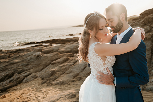 romantic-wedding-drama-blue-hydrangeas-white-roses_43x