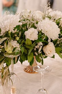 Ρομαντικά λευκά centrepieces για στολισμό τραπεζιού δεξίωσης