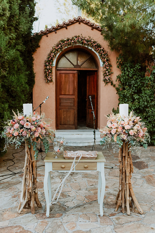 Ρουστίκ στολισμός εισόδου εκκλησίας με καλάμια και αποξηραμένα λουλούδια
