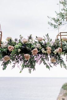 Εντυπωσιακός στολισμός τελετής γάμου με κρεμαστή κατασκευή από λουλούδια