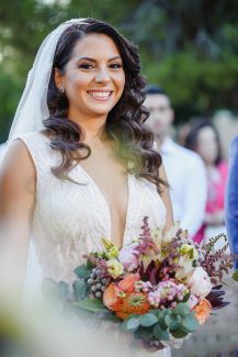 Ιδιαίτερη νυφική ανθοδέσμη από ποικίλα χρώματα Ιδιαίτερη νυφική ανθοδέσμη από ποικίλα χρώματα