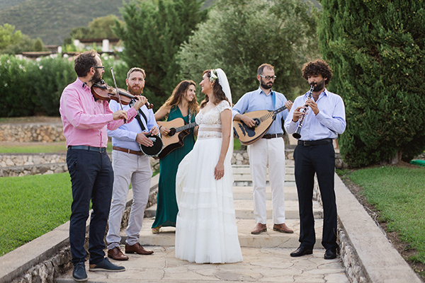 Πρωτότυπη ιδέα συνοδεία μπάντας στην εκκλησία