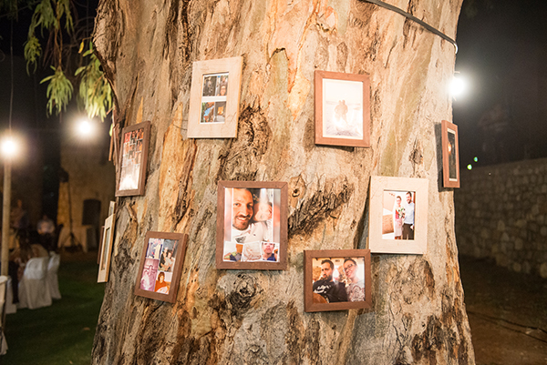 Πρωτότυπη ιδέα με κορνίζες στο δέντρο