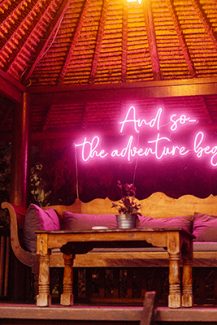 Πρωτότυπη ιδέα στολισμού δεξίωσης γάμου με neon sign