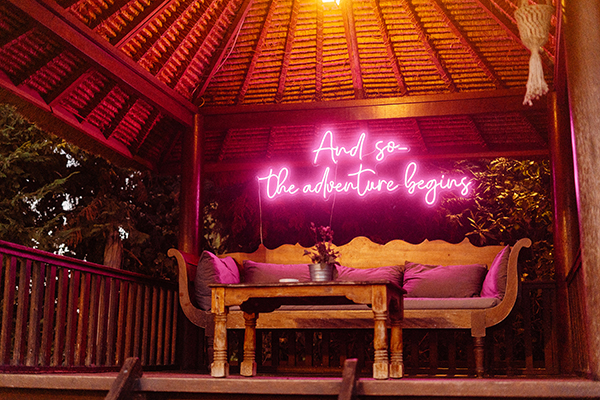 Πρωτότυπη ιδέα στολισμού δεξίωσης γάμου με neon sign