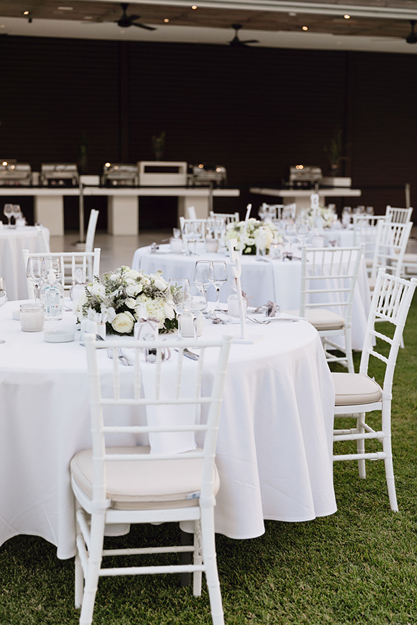 Utterly romantic διακόσμηση τραπεζιού δεξίωσης με λευκό ανθοστολισμό