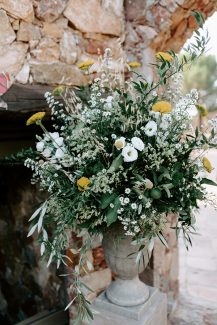 Vintage αμφορέας με πλούσιο ανθοστολισμό για είσοδο εκκλησίας