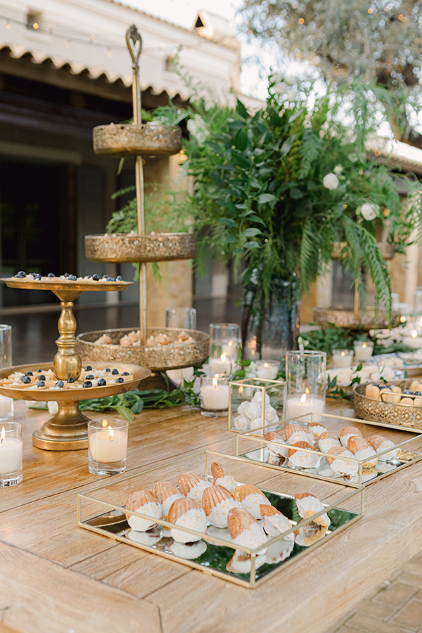 Chic στολισμός dessert table δεξίωσης με vintage στοιχεία