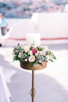 Στολισμός λαμπάδας γάμου σε παστέλ αποχρώσεις και χάλκινο stand