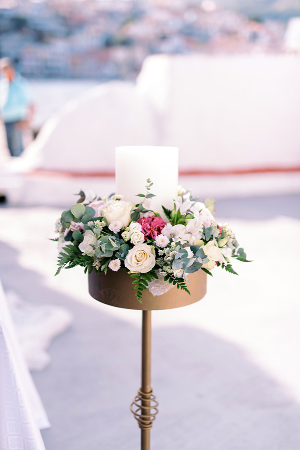 Στολισμός λαμπάδας γάμου σε παστέλ αποχρώσεις και χάλκινο stand