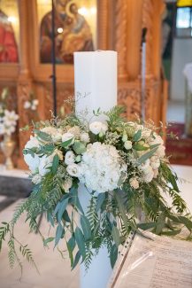 Λαμπάδα γάμου με λευκές ορτανσίες και λυσίανθο