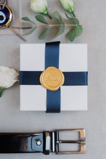 Λευκή μπομπονιέρα σε κομψό τετράγωνο κουτάκι