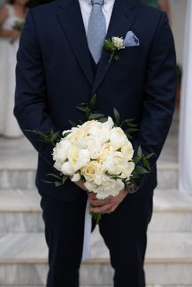 Λευκές παιώνιες για γαμήλια ανθοδέσμη