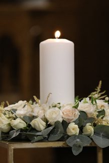 Λευκή γαμήλια λαμπάδα σε χρυσό τετράγωνο stand