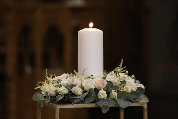 Λευκή γαμήλια λαμπάδα σε χρυσό τετράγωνο stand