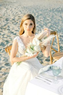 Νυφική ανθοδέσμη με λευκά λουλούδια και pampas grass