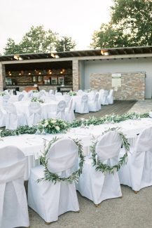 Πανέμορφος στολισμός καρέκλας δεξίωσης από στεφάνια ελιάς