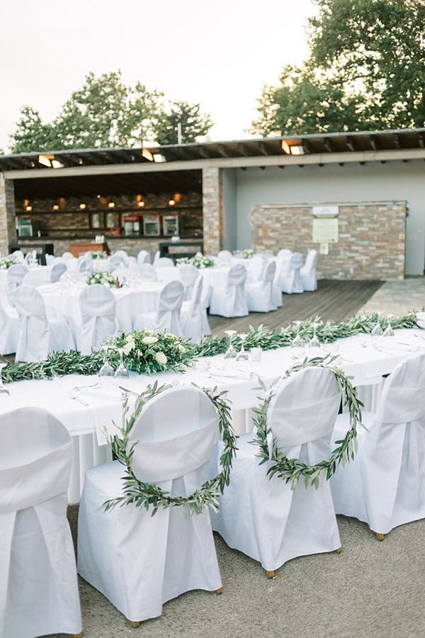 Πανέμορφος στολισμός καρέκλας δεξίωσης από στεφάνια ελιάς