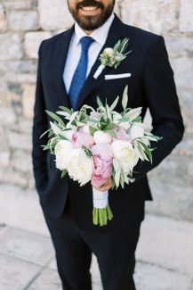 Νυφική ανθοδέσμη από παιώνιες και ελιά