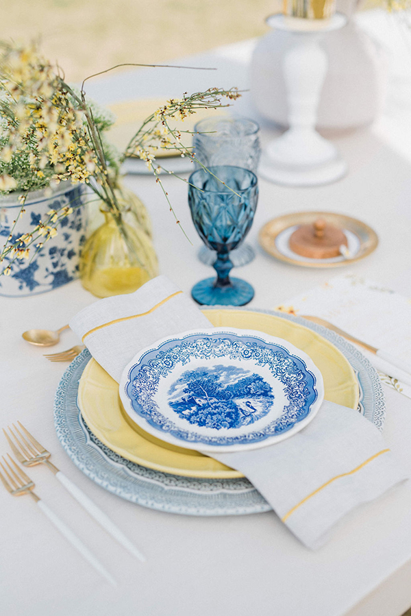 chic-wedding-decoration-blue-pale-yellow-hues-touches-floral-patterns_01