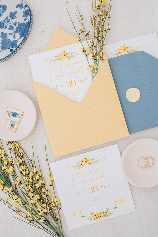 chic-wedding-decoration-blue-pale-yellow-hues-touches-floral-patterns_01x