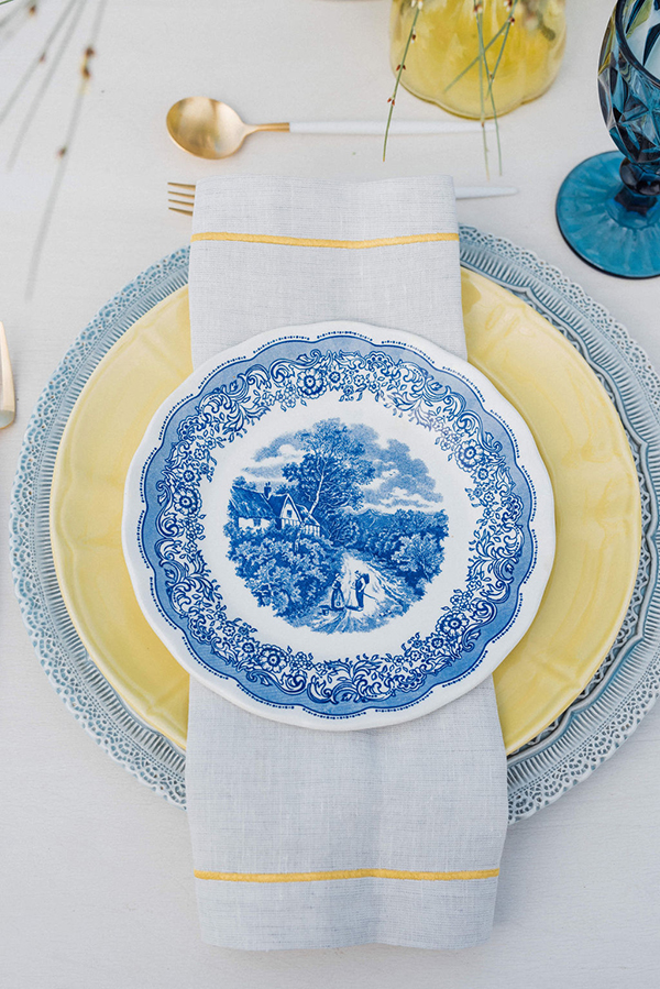 chic-wedding-decoration-blue-pale-yellow-hues-touches-floral-patterns_05x