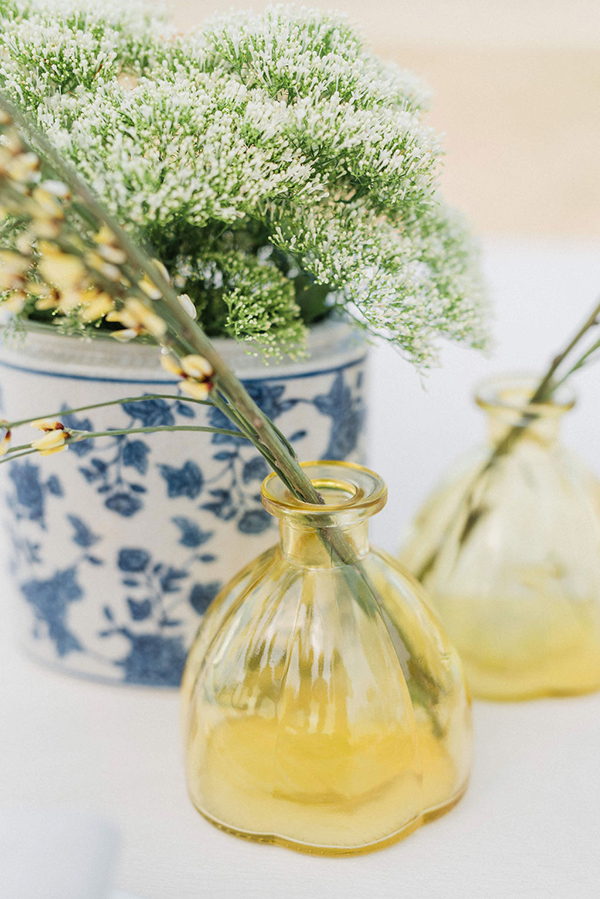 chic-wedding-decoration-blue-pale-yellow-hues-touches-floral-patterns_06