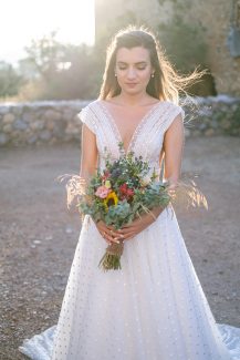 Πολύχρωμη νυφική ανθοδέσμη με ηλιοτρόπια κι άλλα λουλούδια του αγρού