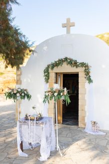 Στολισμός τελετής γάμου με πλούσια φύλλα ευκαλύπτου κι άλλα ρομαντικά λουλούδια