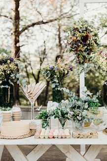 Dessert table διακοσμημένο με λουλούδια του αγρού