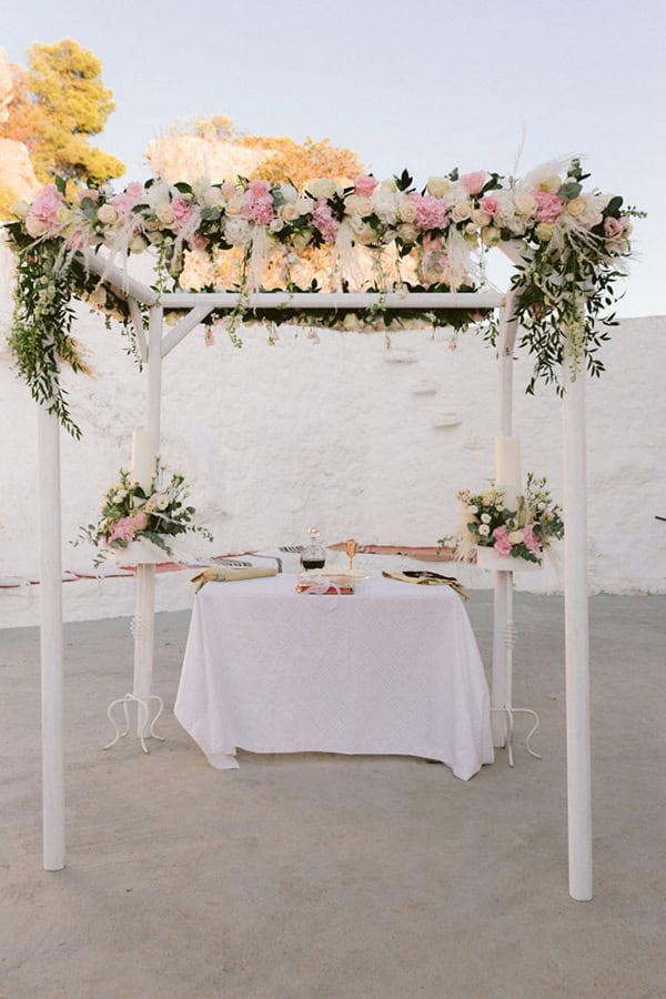 Ονειρικός στολισμός τελετής γάμου σε ρομαντικές αποχρώσεις του λευκού και του ροζ